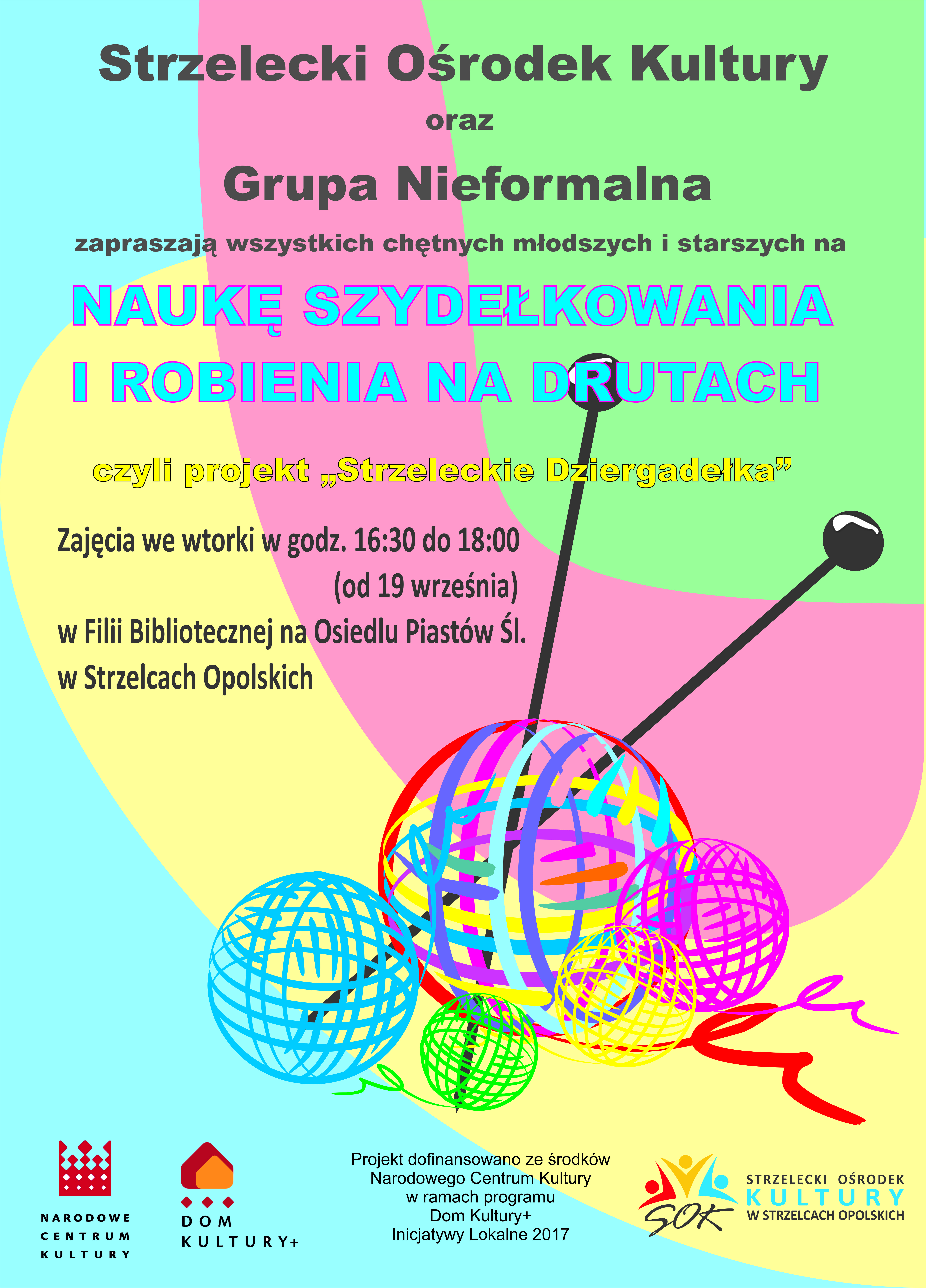 Plakat informuje o wydarzeniu organizowanym przez Strzelecki Ośrodek Kultury i Grupę Nieformalną, dotyczącym nauki szydełkowania i robienia na drutach w ramach projektu „Strzeleckie Dziergadełka”. Kolorystyka jest bardzo żywa i intensywna – dominują błękity, żółcie, róże, fiolety i zielenie. Grafika przedstawia kolorowe kłębki włóczki oraz druty dziewiarskie. Na plakacie znajduje się sporo szczegółów, takich jak dokładny termin i miejsce spotkania organizacyjnego (7 września, godz. 16:30, w Filii Bibliotecznej na Osiedlu Piastów Śląskich w Strzelcach Opolskich). Na dole widnieją logotypy: Narodowe Centrum Kultury, Dom Kultury+, Strzelecki Ośrodek Kultury. Podano również informację o dofinansowaniu.