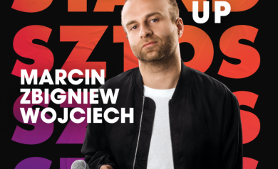 Plakat promuje stand-up Marcina Zbigniewa Wojciecha z programem „SZTOS”. Na czarnym tle widnieje duży napis „STAND UP”, a w tle wielokrotnie powtarza się kolorowe słowo „SZTOS”. Centralnym elementem jest komik ubrany w czarną kurtkę i białą koszulkę, trzymający mikrofon. - powiększ