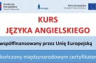 Plakat informuje o kursie języka angielskiego, który jest współfinansowany przez Unię Europejską i zakończony międzynarodowym certyfikatem. Dominująca kolorystyka to biało-niebieskie tło z czerwonym, pogrubionym napisem w centralnej części. Tekst jest prosty, czytelny i podzielony na trzy części: tytuł kursu, informację o dofinansowaniu oraz o certyfikacie. Na górze plakatu znajdują się logotypy: Fundusze Europejskie – Program Regionalny, Opolskie – Kwitnące, Unia Europejska – Europejski Fundusz Społeczny. Całość jest przejrzysta, oficjalna i utrzymana w formalnym stylu.