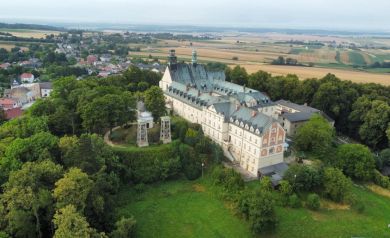 Widok z drona na klasztor na Górze św. Anny oraz na okolicę