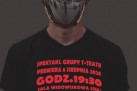 Plakat dotyczy spektaklu grupy T-Teatr pod tytułem „Biała czarna maska”, którego premiera odbyła się 6 sierpnia 2020 roku o godz. 19:30 w sali widowiskowej Strzeleckiego Ośrodka Kultury. Wydarzenie było także transmitowane na YouTube. Grafika jest mroczna i symboliczna – przedstawia osobę w czarnej koszulce z czerwonym napisem oraz z metalicznie odbijającą twarz maską, w której widać zniekształcone odbicie miasta. Kolorystyka ogranicza się głównie do czerni, szarości i czerwieni. Na dole plakatu znajdują się logotypy i informacje o organizatorach oraz partnerach wydarzenia.