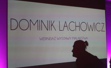 Wernisaż wystawy malarstwa Dominika Lachowicza.
