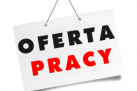 Na zdjęciu znajduje się grafika przedstawiająca białą tabliczkę zawieszoną na sznurku. Widnieje na niej napis „OFERTA PRACY” – słowo „OFERTA” jest zapisane czarnymi, pogrubionymi literami, a słowo „PRACY” czerwonymi, również pogrubionymi literami. Tło jest beżowe, a tabliczka lekko przechylona, co nadaje całości prosty, ale wyraźny charakter informacyjny.