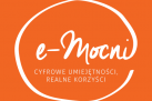 Na obrazie znajduje się logo na pomarańczowym tle. W centrum widnieje biały, nieregularny okrąg przypominający odręczny rysunek pędzlem. Wewnątrz okręgu umieszczony jest napis: u góry: „e-Mocni” – napisany białą czcionką, częściowo stylizowaną na odręczne pismo, poniżej: „CYFROWE UMIEJĘTNOŚCI, REALNE KORZYŚCI” – prostą, drukowaną czcionką.