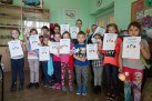Na zdjęciu dzieci pozujące do zdjęcia grupowego z dyplomami w dłoniach. 