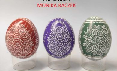 Kolorowe kroszonki w tradycyjnym wzorze(od lewej: czerwona, fioletowa, zielona).
Kroszonki zajęły I miejsce w konkursie na zdobienie kroszonek. Autorka: Monika Raczek.