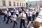 Na zdjęciu orkiestra dęta podczas przemarszu. 