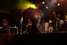 Na zdjęciu koncert zespołu wokalno-instrumentalnego. 