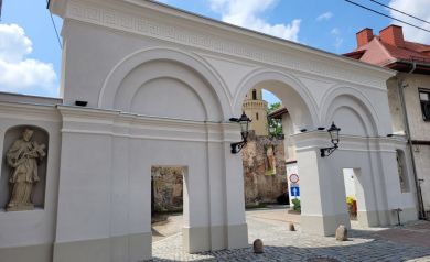 Na zdjęciu brama zamkowa w Strzelcach Opolskich. - powiększ