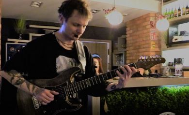 Mężczyzna gra na gitarze.