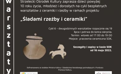 Plakat dotyczący zaproszenia przez Strzelecki Ośrodek Kultury dzieci powyżej 10. roku życia, młodzież i dorosłych na cykl bezpłatnych warsztatów z ceramiki i rzeźby w ramach projektu ,,Śladami rzeźby i ceramiki'. Na plakacie widnieje wiele szczegółów dotyczących warsztatów oraz logotypy. 