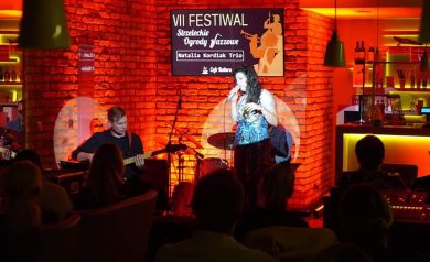 Natalia Kordiak Trio podczas koncertu w blasku świateł.