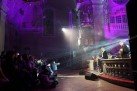Na zdjęciu widać część publiczności obserwującej koncert i muzyków. 