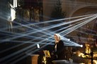 Na zdjęciu wokalistka. Widać także światło emitowane przez lampy sceniczne.