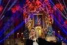 Na zdjęciu wokalistka podczas śpiewu. Światło emitowane przez lampy tworzy nastrojowy klimat. 