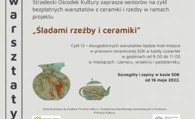 Plakat dotyczący zaproszenia przez Strzelecki Ośrodek Kultury seniorów na cykl bezpłatnych warsztatów z ceramiki i rzeźby w ramach projektu ,,Śladami rzeźby i ceramiki'. Na plakacie widnieje wiele szczegółów dotyczących warsztatów oraz logotypy. 