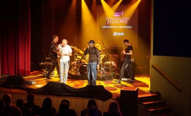 Trwa występ muzyczny na scenie.
