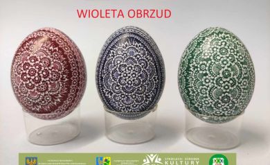 Kolorowe kroszonki w tradycyjne wzory (od lewej: czerwona, niebieska, zielona)
zajęły III miejsce w konkursie Wielkanocnym, Autorka: Wioleta Obrzud.