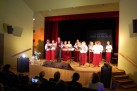 Zespół śpiewaczy VIVA LA MUSICA podczas swojego występu. Widać część publiczności.