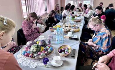 Uczestniczki konkursu kroszonkarskiego starannie wykonują swoją pracę. Kobiety starają się zrobić jak najlepszą kroszonkę. 