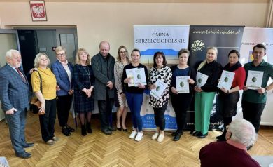Organizatorzy wręczają dyplomy dorosłym, który brali udział w konkursie na kroszonki.