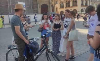 Uczestnicy projektu w przyjaznej atmosferze na rynku w Krakowie 