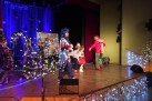 Na scenie znajdują się aktorzy grający w spektaklu teatralnym ,,Gdzie jesteś Mikołaju?' oraz dzieci. Scena udekorowana jest świątecznymi ozdobami. 