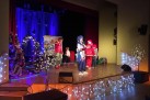 Na scenie znajdują się aktorzy grający w spektaklu teatralnym ,,Gdzie jesteś Mikołaju?'. Scena udekorowana jest świątecznymi ozdobami. 