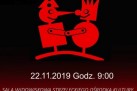 Plakat dotyczący 49. Strzeleckich Spotkań Amatorskich Teatrów Lalek. Plakat utrzymany jest w czarno-czerwonej kolorystyce, co nadaje mu wyrazisty i teatralny charakter. W centrum znajduje się prosta, geometryczna grafika dwóch lalek – jedna w czapce błazna, druga w koronie. Dół plakatu zawiera logotypy organizatorów, patronów i partnerów wydarzenia.