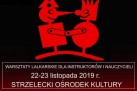 To plakat zapowiadający 49. Strzeleckie Spotkania Amatorskich Teatrów Lalek. Dominują kolory czerwony i czarny, które nadają całości teatralny, wyrazisty charakter. W centralnej części znajduje się grafika dwóch lalek – jednej w czapce błazna, drugiej w koronie, wykonana w prostym, geometrycznym stylu. Na plakacie podano informacje o warsztatach lalkarskich dla instruktorów i nauczycieli, które odbyły się 22–23 listopada 2019 roku w Strzeleckim Ośrodku Kultury. Dół plakatu zawiera logotypy organizatorów, patronów i partnerów wydarzenia. - powiększ