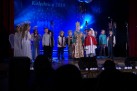 Na zdjęciu występ grupy dzieci przebranych za różne postaci, m.in. anioły, królów, czy pasterzy. 