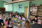 Uczestnicy warsztatów z ,,jajem' podczas pracy nad swoimi dziełami.