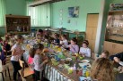 Uczestnicy warsztatów z ,,jajem' podczas pracy nad swoimi dziełami.