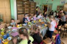 Uczestnicy warsztatów z ,,jajem' podczas pracy nad swoimi dziełami.