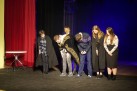 Na scenie uczestnicy projektu w strojach zainspirowanych światem 'Harrego Pottera', kłaniają się widowni.