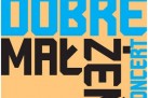 Plakat zapowiadał koncert zespołu Stare Dobre Małżeństwo. Projekt graficzny był minimalistyczny – utrzymany w beżowo-czarno-niebieskiej kolorystyce. Duże, geometryczne litery ułożone na całej powierzchni plakatu tworzą nazwę zespołu, a słowo „KONCERT” zapisane jest pionowo z boku w kolorze niebieskim. Plakat nie zawiera dodatkowych informacji o miejscu czy dacie wydarzenia.