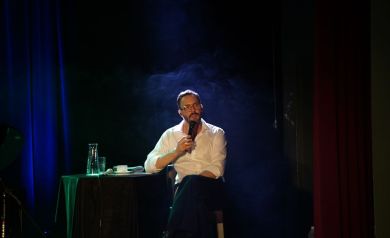 Muzyk podczas swojego koncertu w Strzeleckim Domu Kultury. 