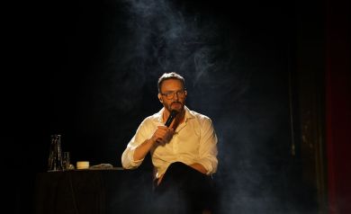 Piosenkarz podczas swojego występu w Strzeleckim Ośrodku Kultury. 