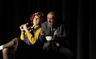 Na scenie kobieta z mężczyzną podczas sceny spektaklu ,,Obserwator'. 