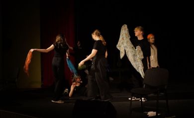 Grupa teatralna podczas swojego występu.