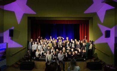 Grupowe zdjęcie osób biorących udział w 53. Strzeleckich Spotkaniach Amatorskich Teatrów Lalek i Aktora.