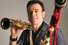 Na zdjęciu mężczyzna (Amir Gwirtzman) z instrumentami. 