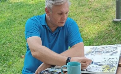 Akwarelista tworzący w szkicowniku
