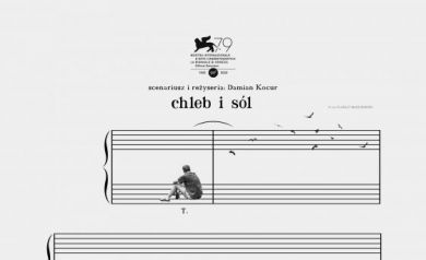 Plakat filmu „Chleb i sól” Damiana Kocura. Minimalistyczny, biało-czarny plakat, z pięcioliniami przypominającymi nuty, na których zamiast znaków muzycznych umieszczono sylwetki młodych ludzi. Nawiązuje do tematyki muzyki i ma artystyczny, symboliczny charakter. Na dole znajdują się logotypy partnerów i instytucji wspierających produkcję oraz inne informacje dotyczące wydarzenia. 