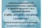 Plakat informuje o wystawie prac artystycznych osadzonych z Zakładów Karnych w Strzelcach Opolskich pt. „Bez dachu nad głową, a jednak żyję”. Wydarzenie odbywało się w Strzeleckim Ośrodku Kultury w dniach 26 maja – 20 czerwca 2017 roku. 