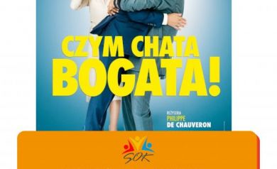 Plakat w formie zaproszenia na Wakacyjne Kino Plenerowe, podczas, którego emitowano seans pt. ,,Czym chata bogata!'. 