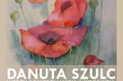 To plakat zapowiadający wernisaż prac Danuty Szulc pt. „Między poniedziałkiem a wtorkiem”. Wydarzenie odbyło się 24 stycznia 2020 roku o godz. 18:00 w kawiarni C@fe Kultura w Strzelcach Opolskich. Tło plakatu stanowi akwarela przedstawiająca czerwone maki, co nadaje całości delikatny i artystyczny charakter. Na dole umieszczono logotypy organizatorów oraz informacje kontaktowe Strzeleckiego Ośrodka Kultury.