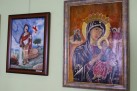 Zdjęcie przedstawia dwa obrazy. Na jednym postać świętego Floriana, zaś na drugim postać Matki Boskiej Nieustającej Pomocy. Oba obrazy są w ramkach i wiszą na jasnej ścianie. 