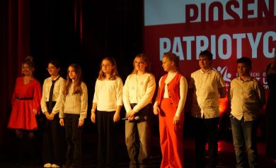 Zdjęcie grupowe uczestników Koncertu Piosenki Patriotycznej. 