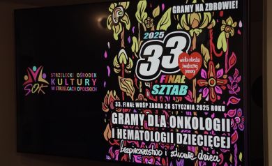 Telewizor przedstawiający plakat 33 finał Wielkiej Orkiestry Świątecznej Pomocy. 